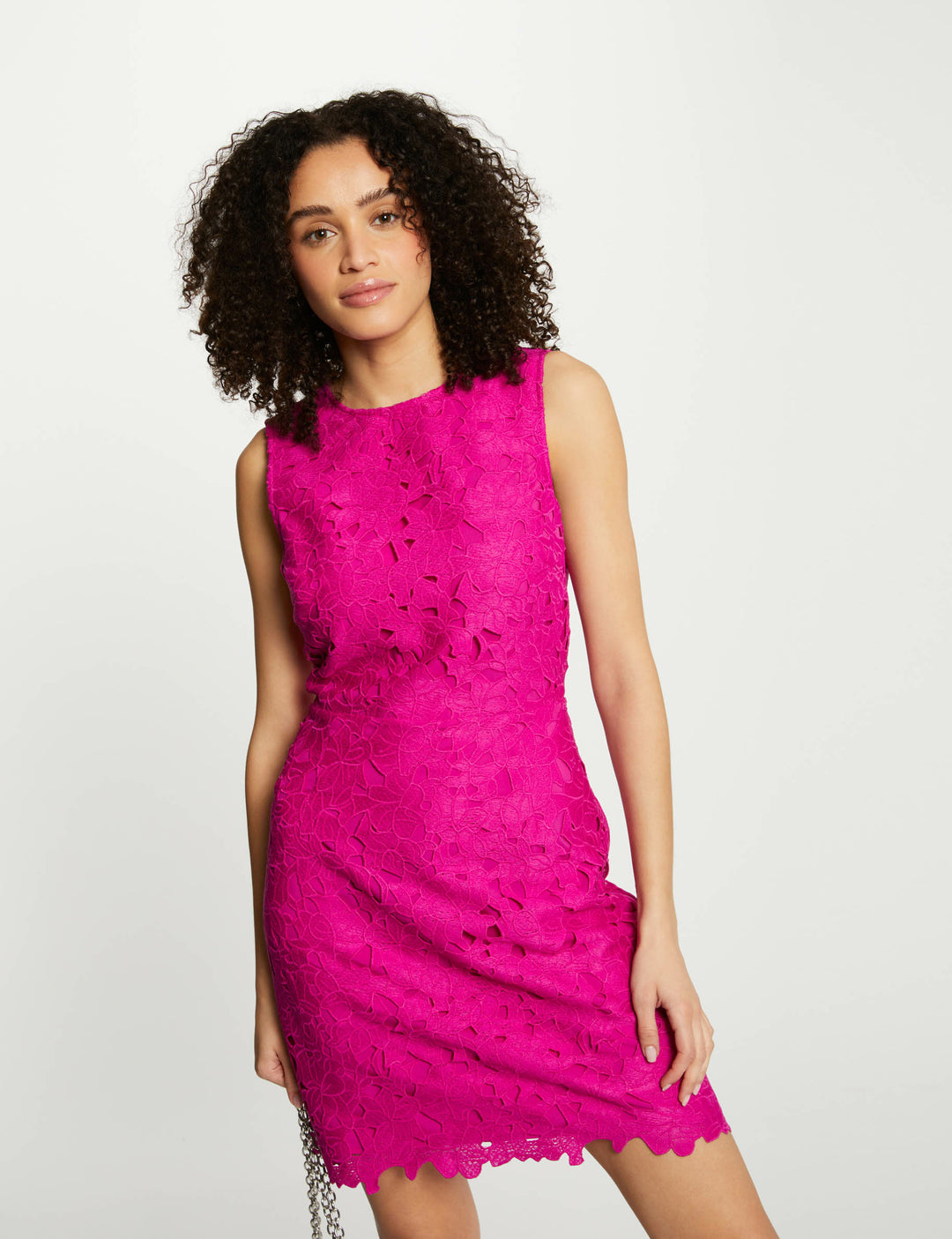 Robe courte ajustée dentelle