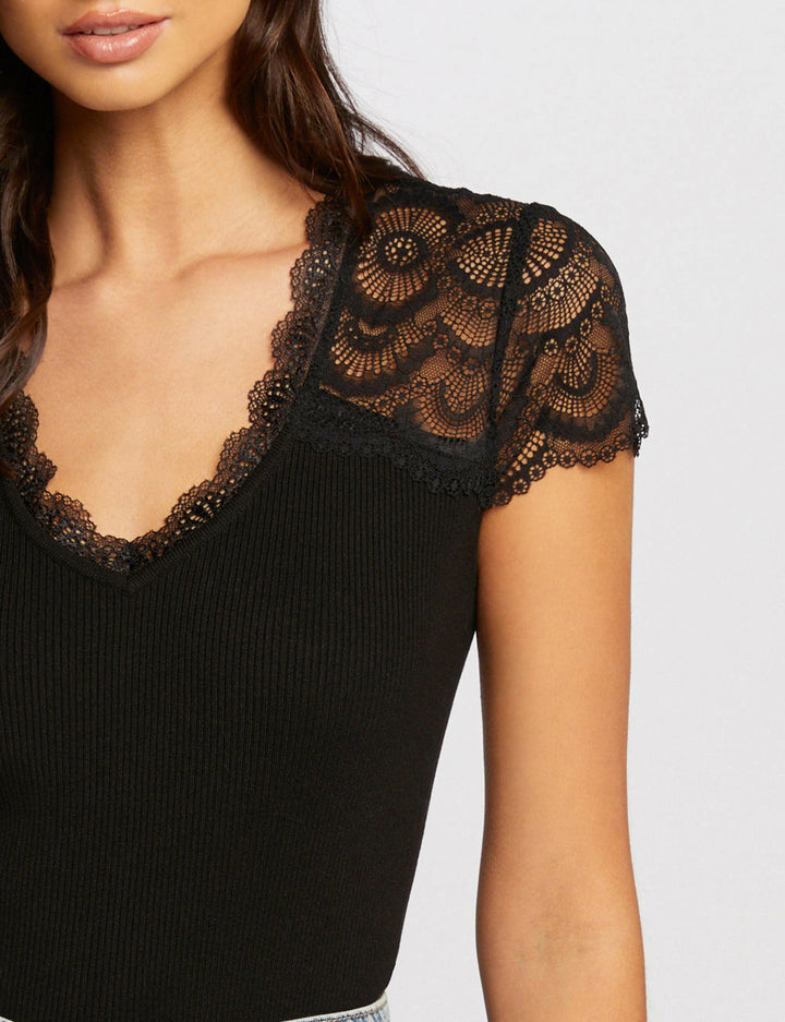 Pull manches courtes dentelle