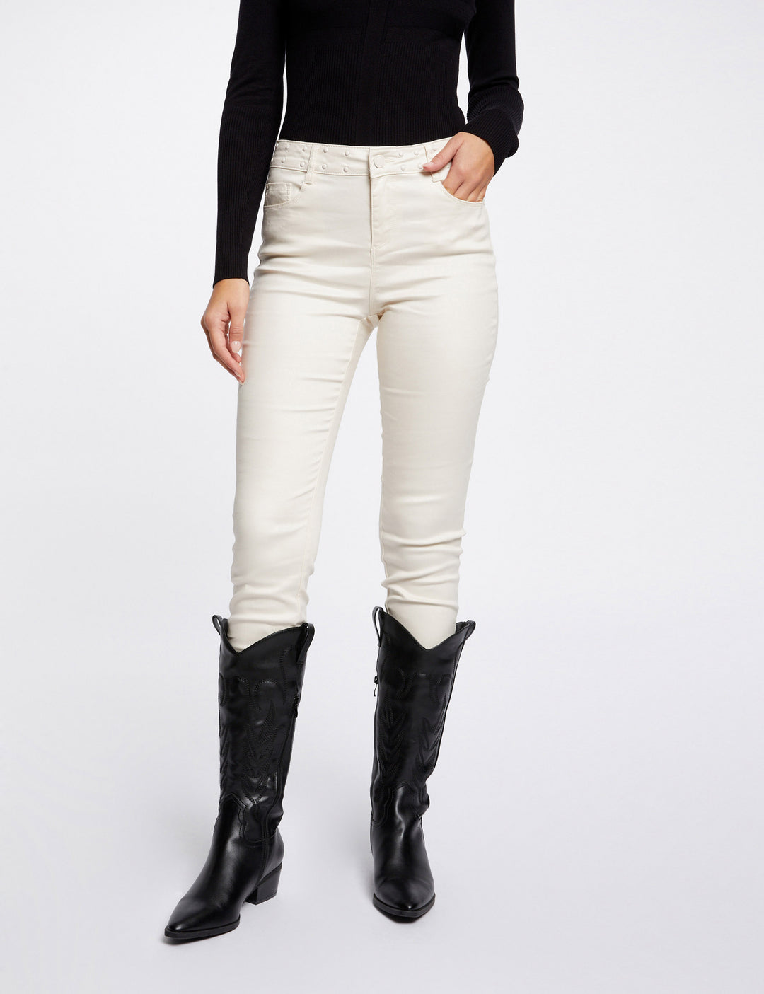 Pantalon slim enduit avec clous