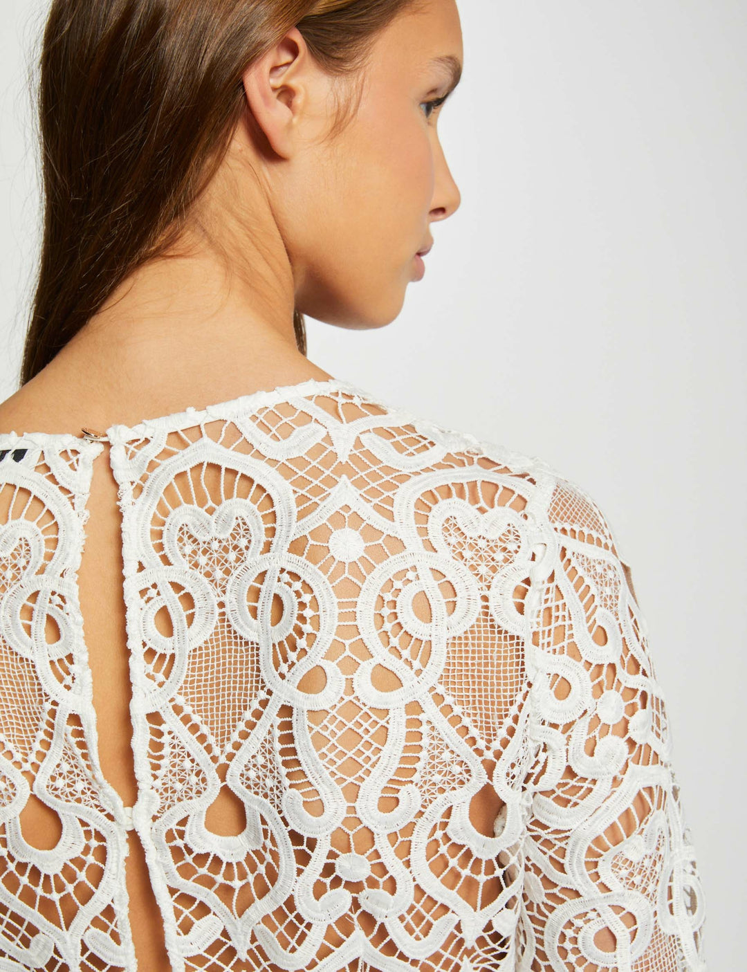 Robe courte ajustée dentelle