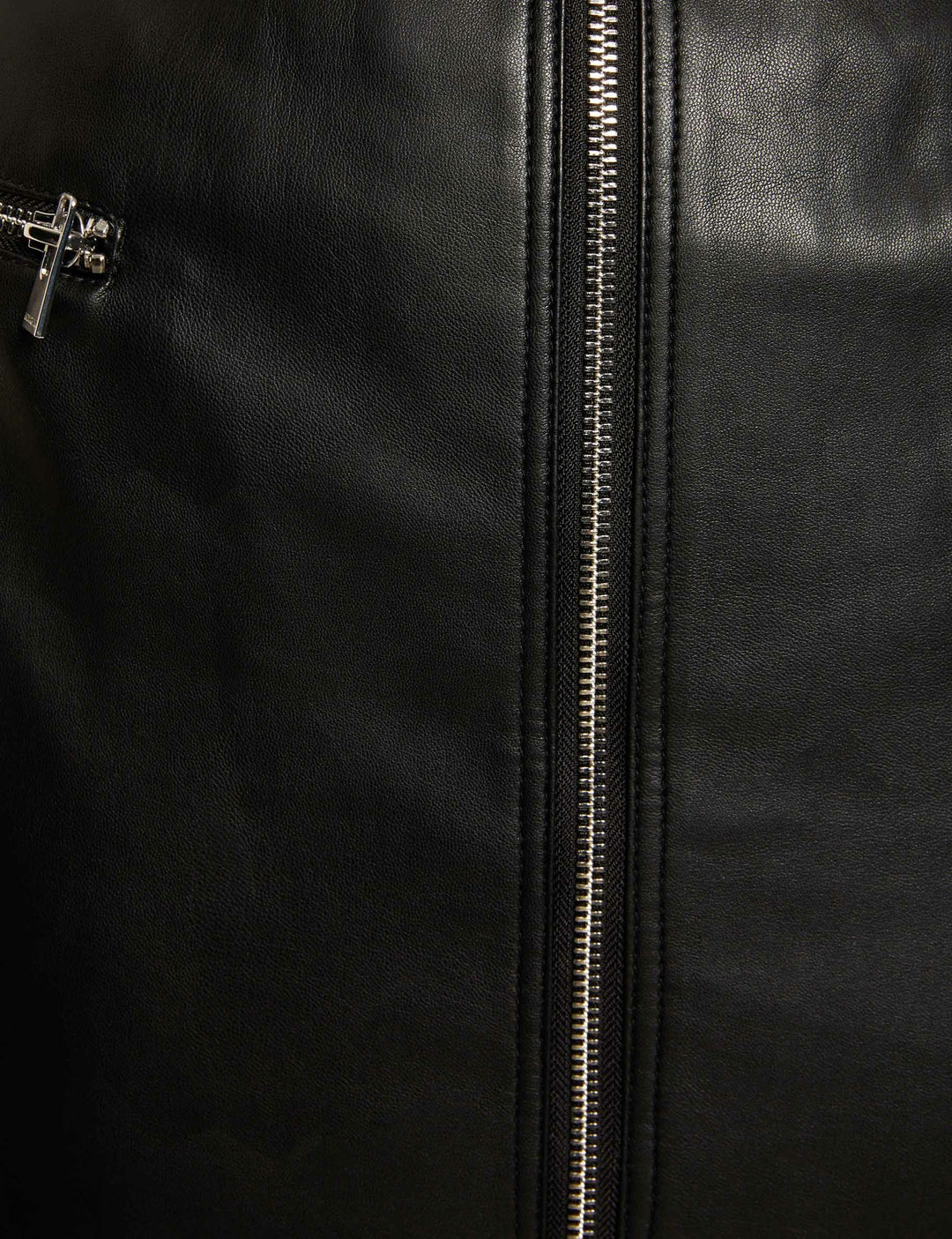 Jupe droite simili cuir détails zippés