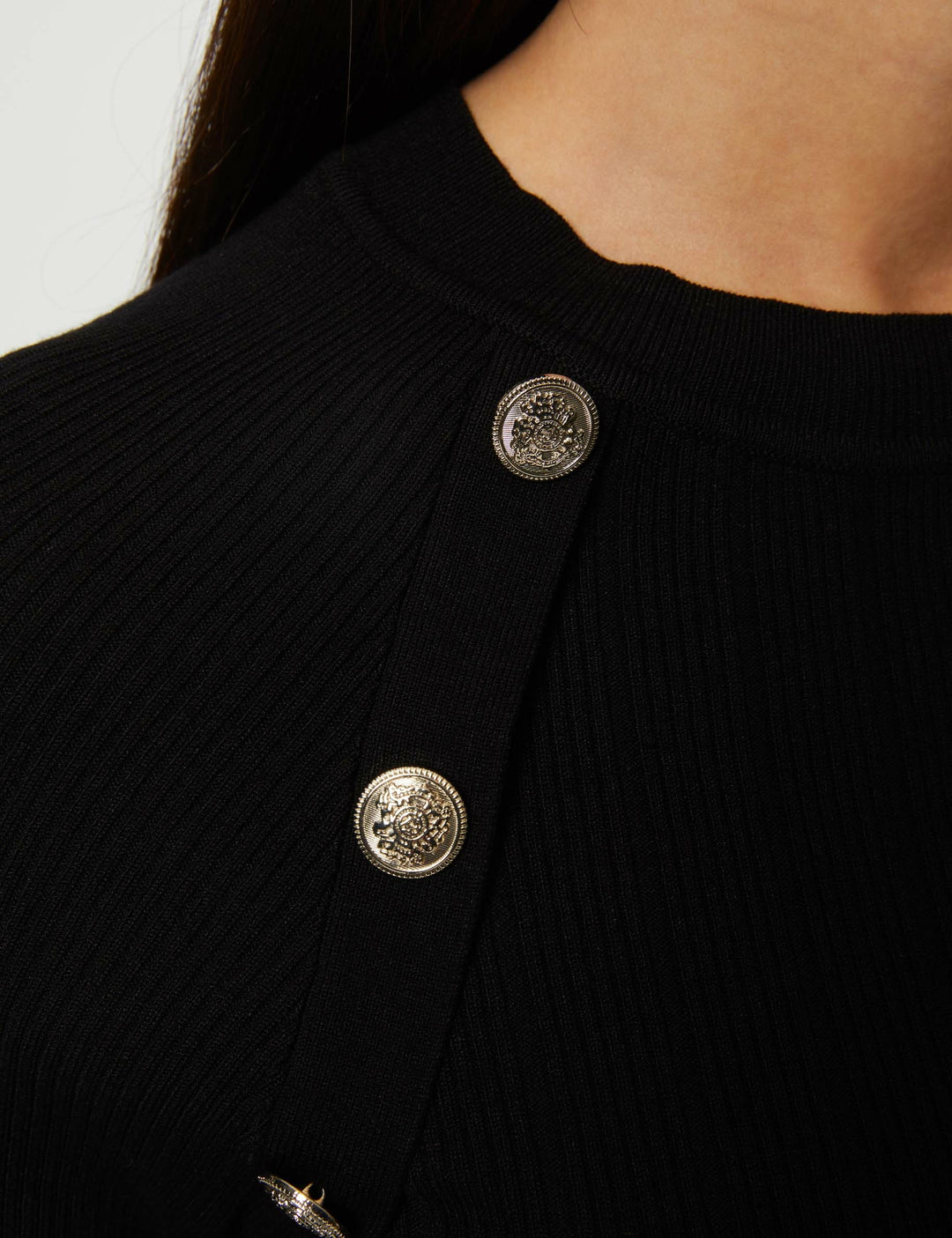 Robe pull ajustée à  boutons décoratifs