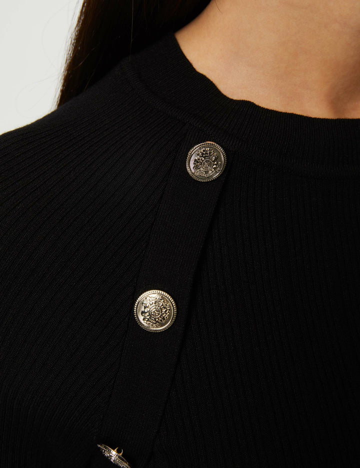 Robe pull ajustée à  boutons décoratifs