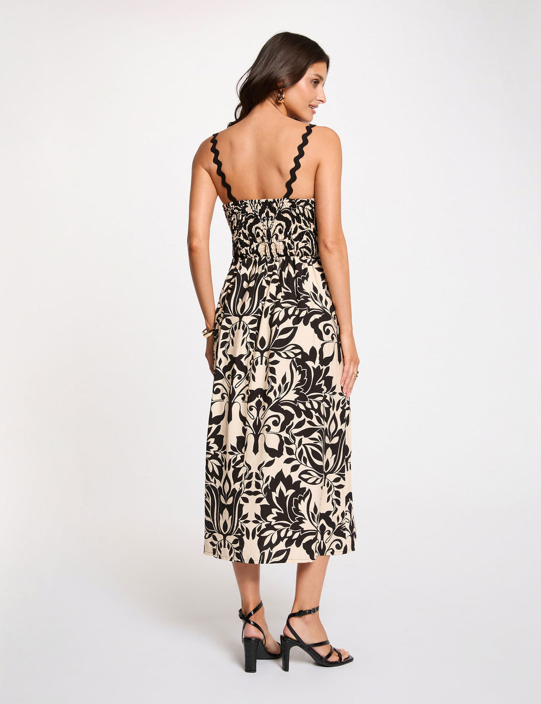 Robe mi-longue encolure carrée
