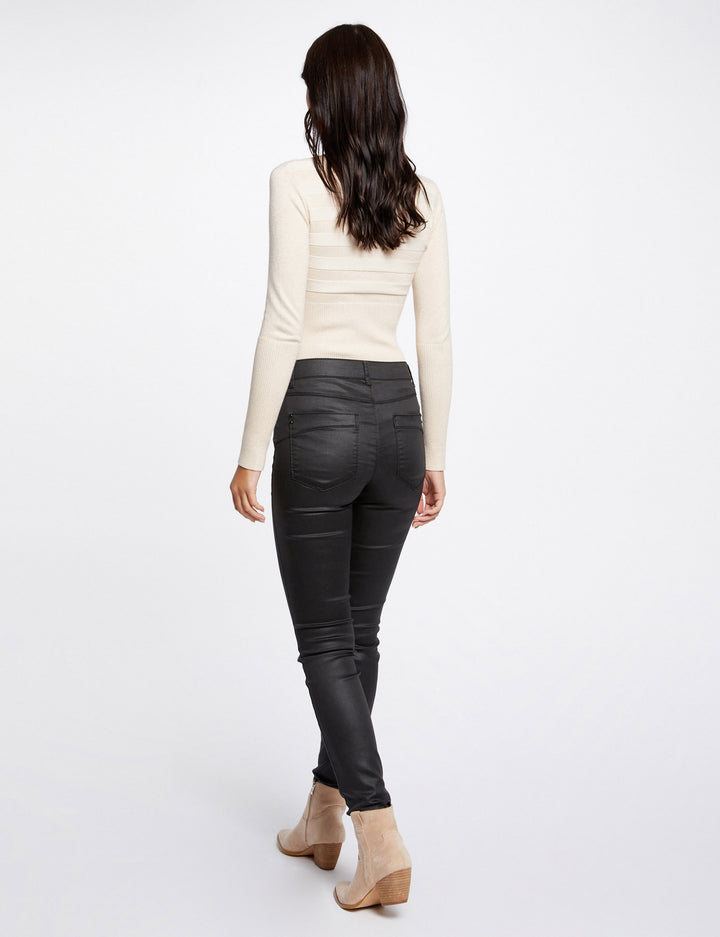Pantalon slim enduit avec clous