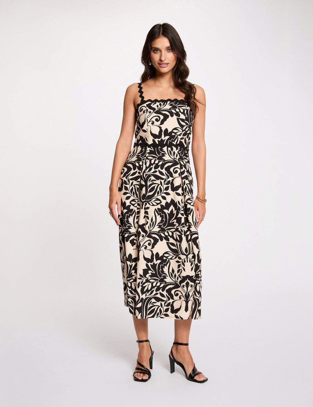 Robe mi-longue encolure carrée