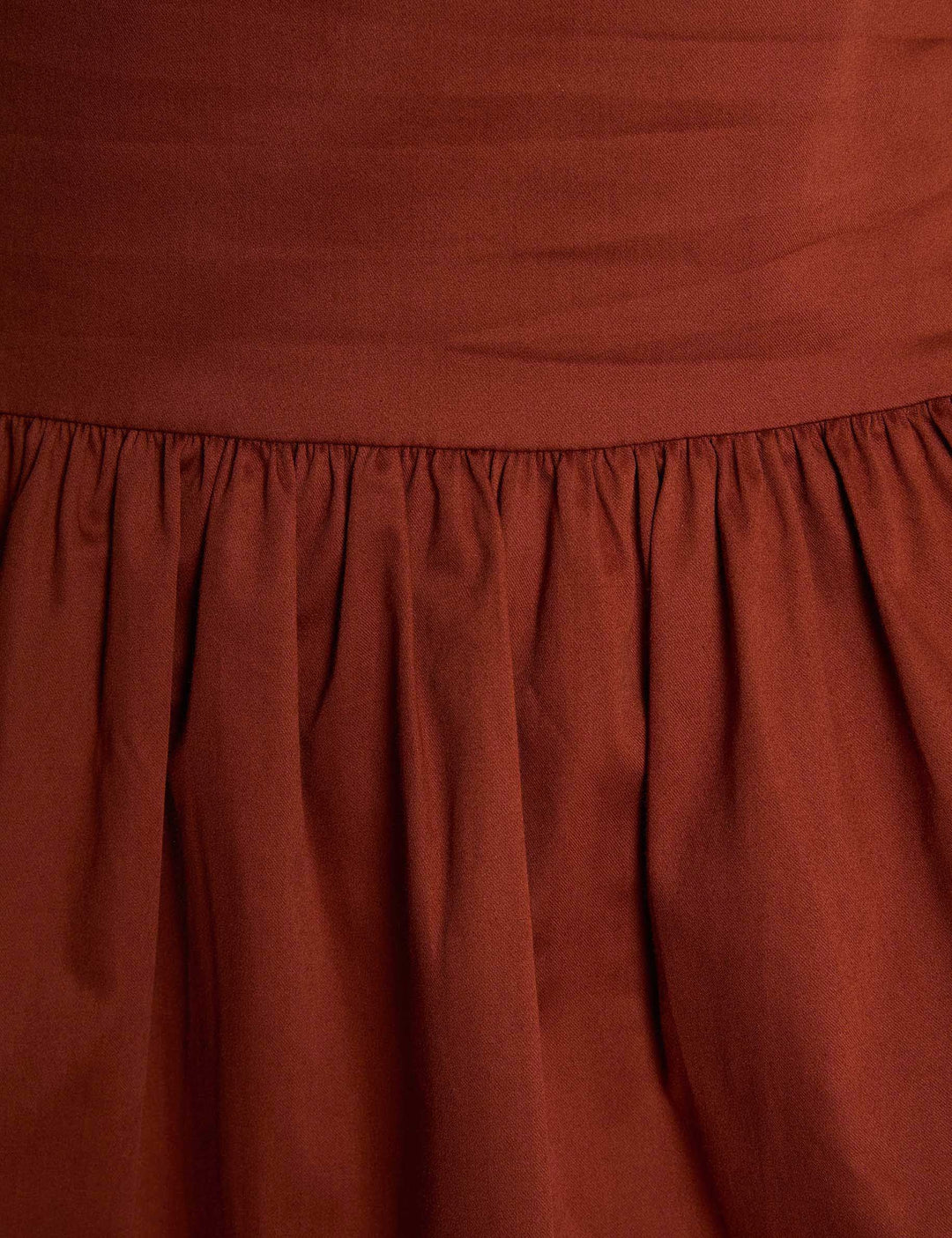 Robe décolleté bretelles fines