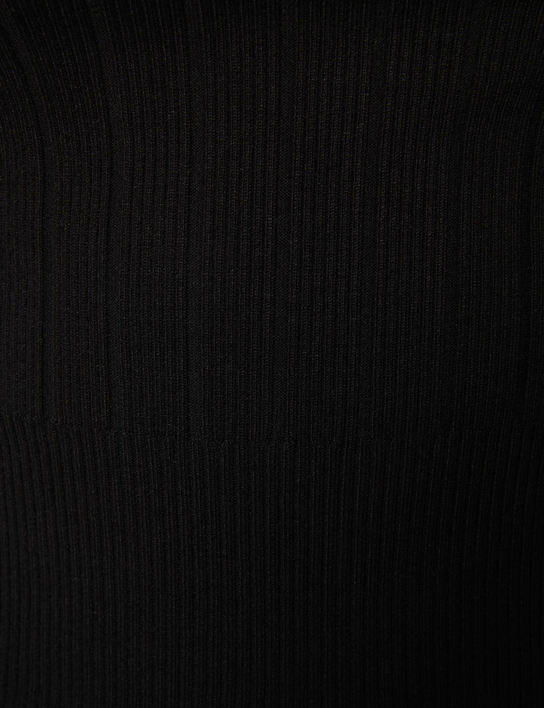 Robe pull ajustée à  boutons décoratifs