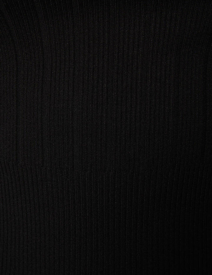 Robe pull ajustée à  boutons décoratifs