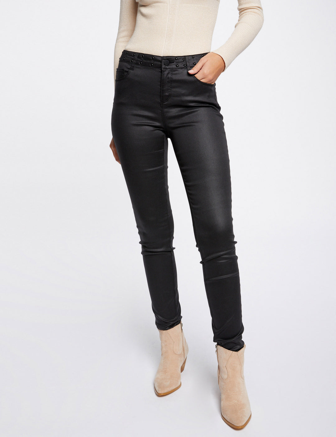 Pantalon slim enduit avec clous
