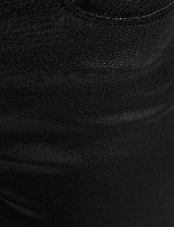 Pantalon slim enduit avec clous