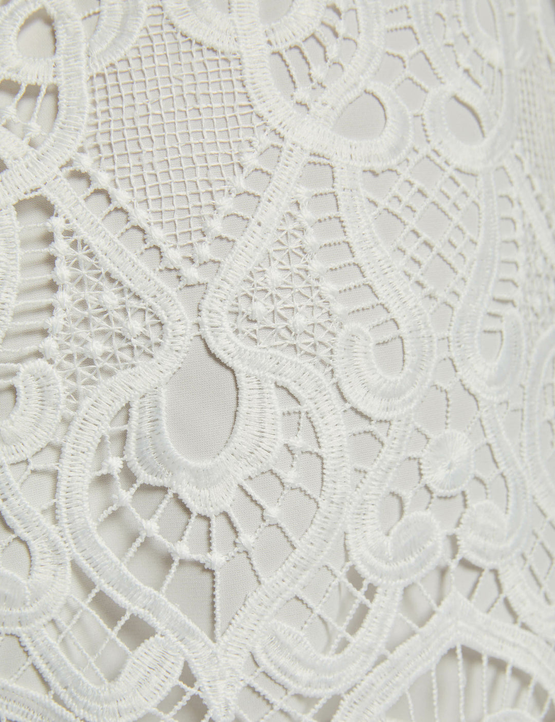 Robe courte ajustée dentelle