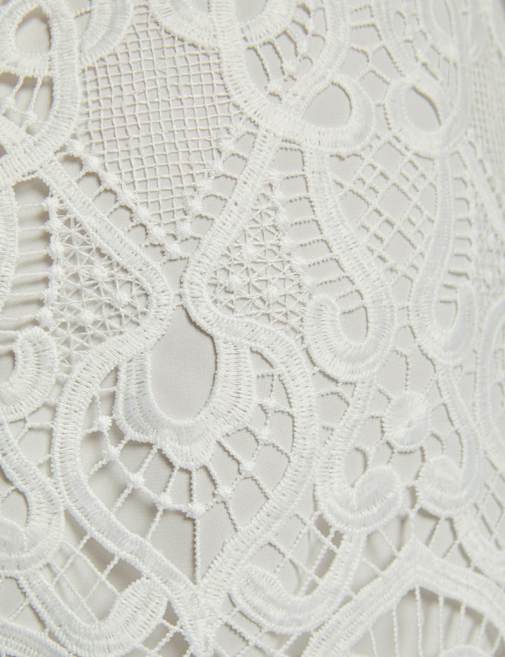 Robe courte ajustée dentelle
