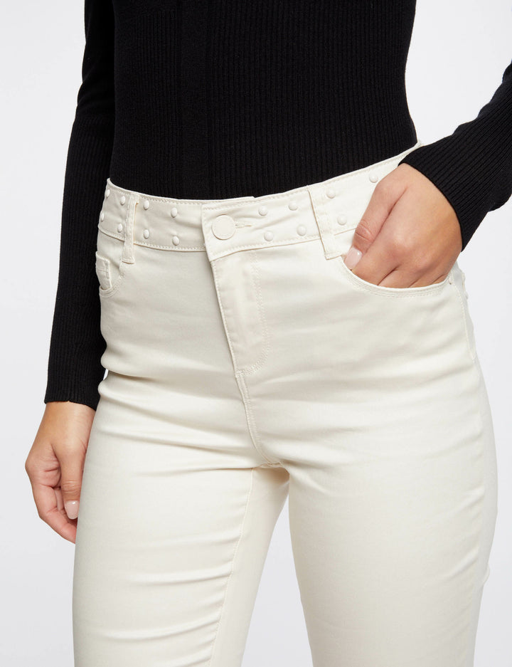 Pantalon slim enduit avec clous