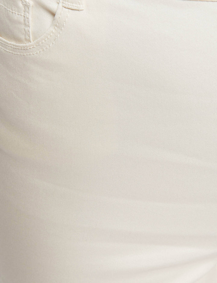 Pantalon slim enduit avec clous