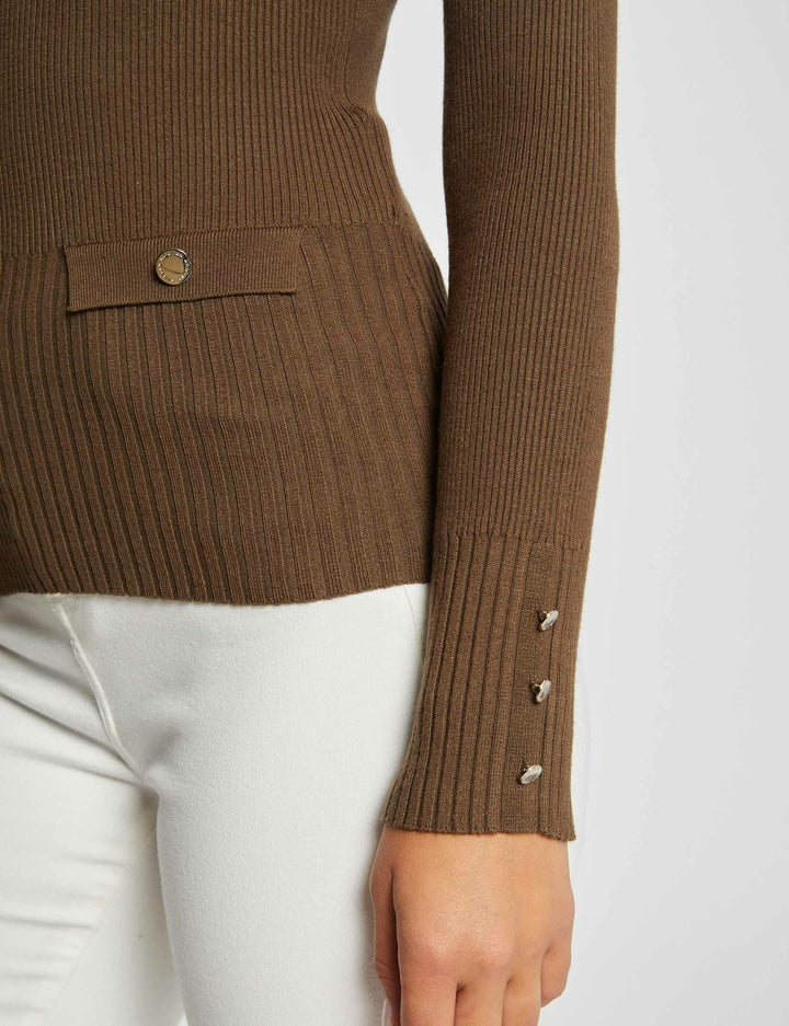 Pull manches longues côtelé à  col en V