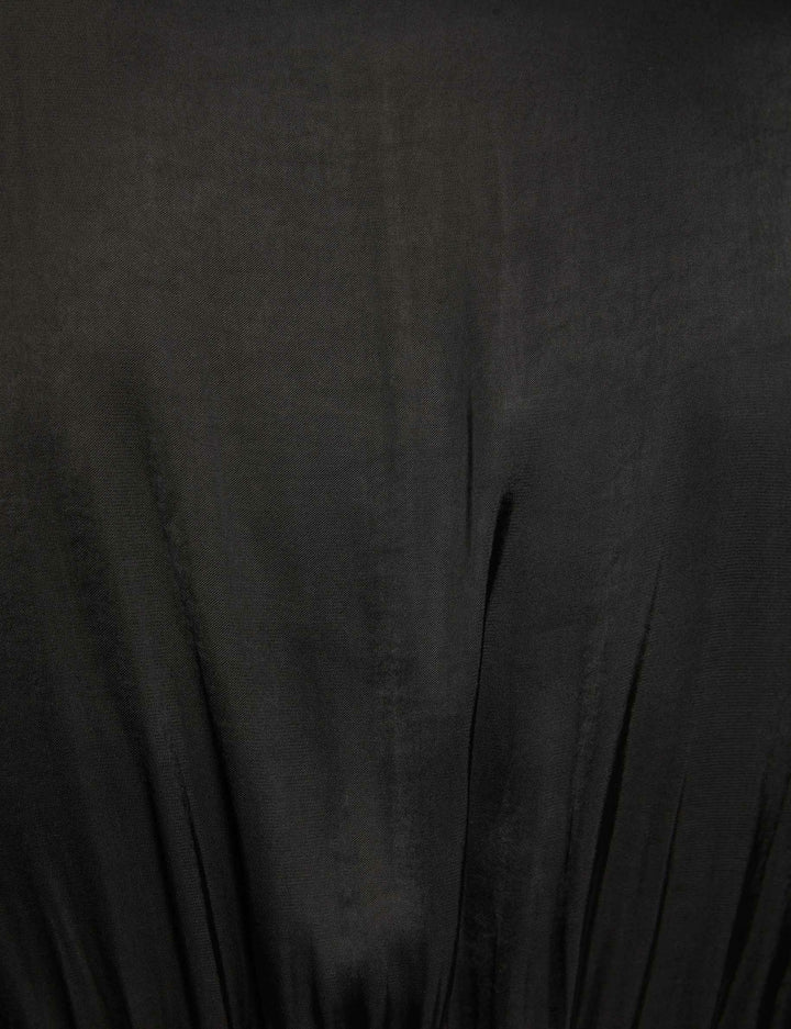 Robe droite drapée satinée