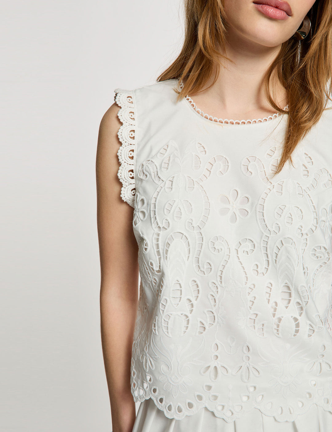Top dentelle sans manches