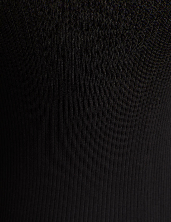 Robe pull ajustée fendue avec boutons