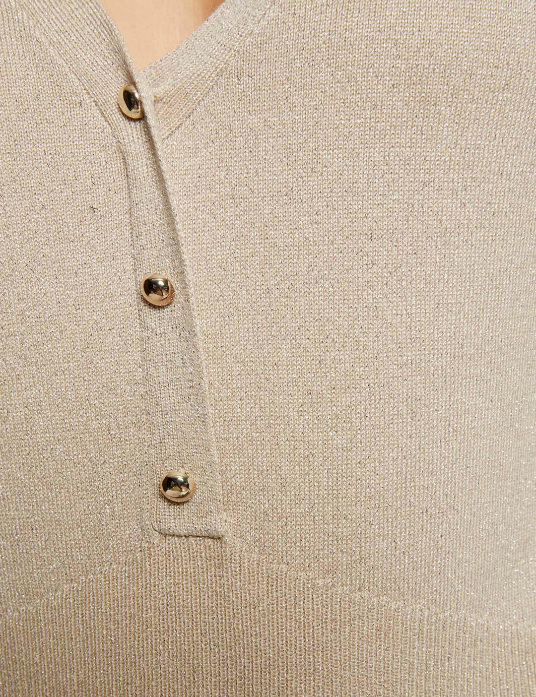 Pull col en V manches papillon