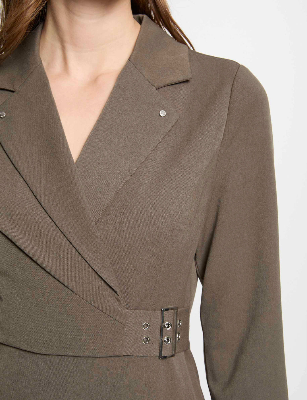 Robe courte ajustée à  boucle