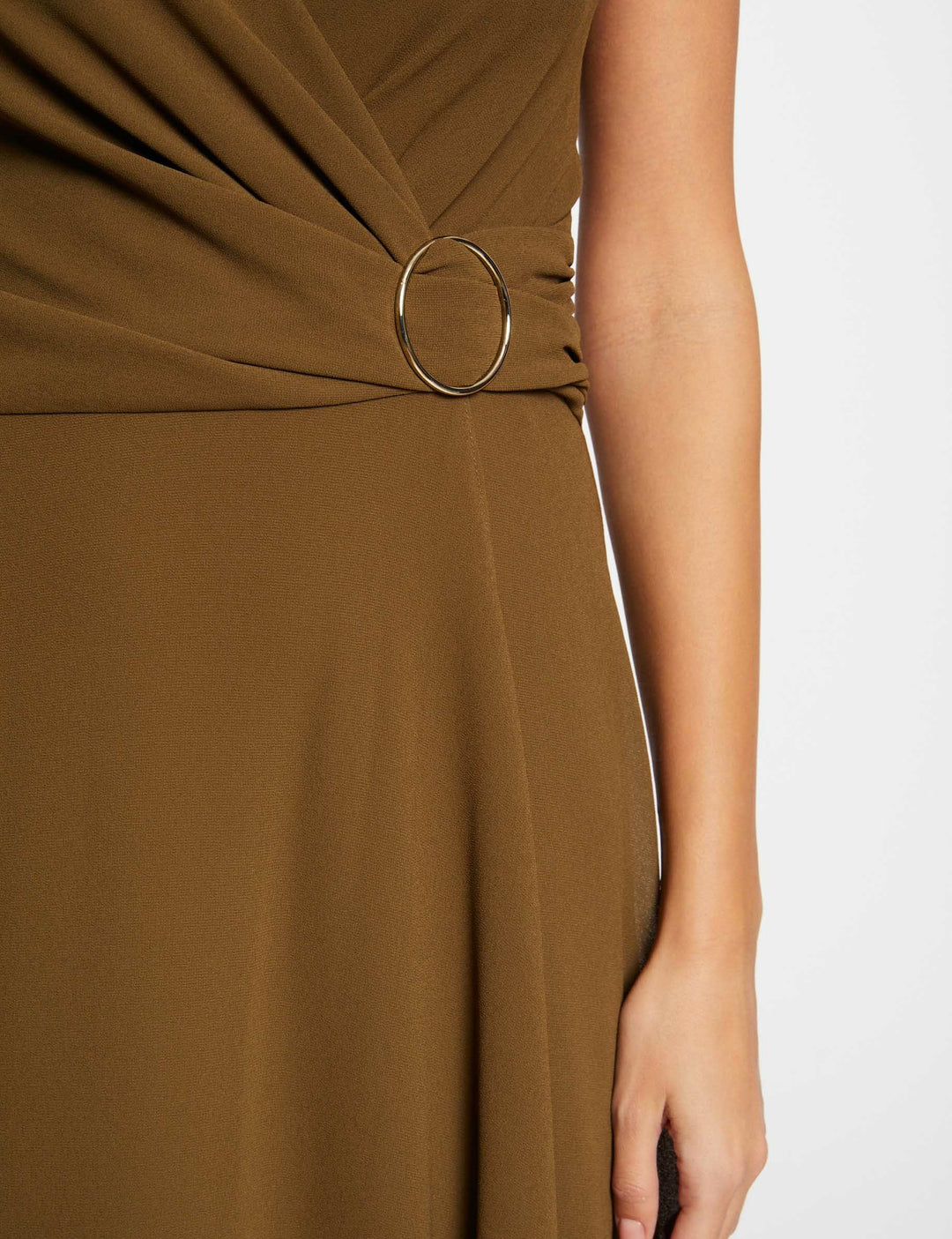 Robe mi-longue à  fines bretelles