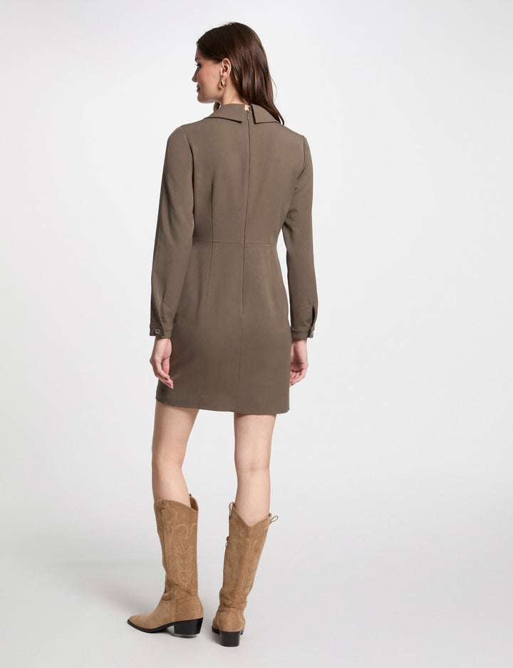 Robe courte ajustée à  boucle