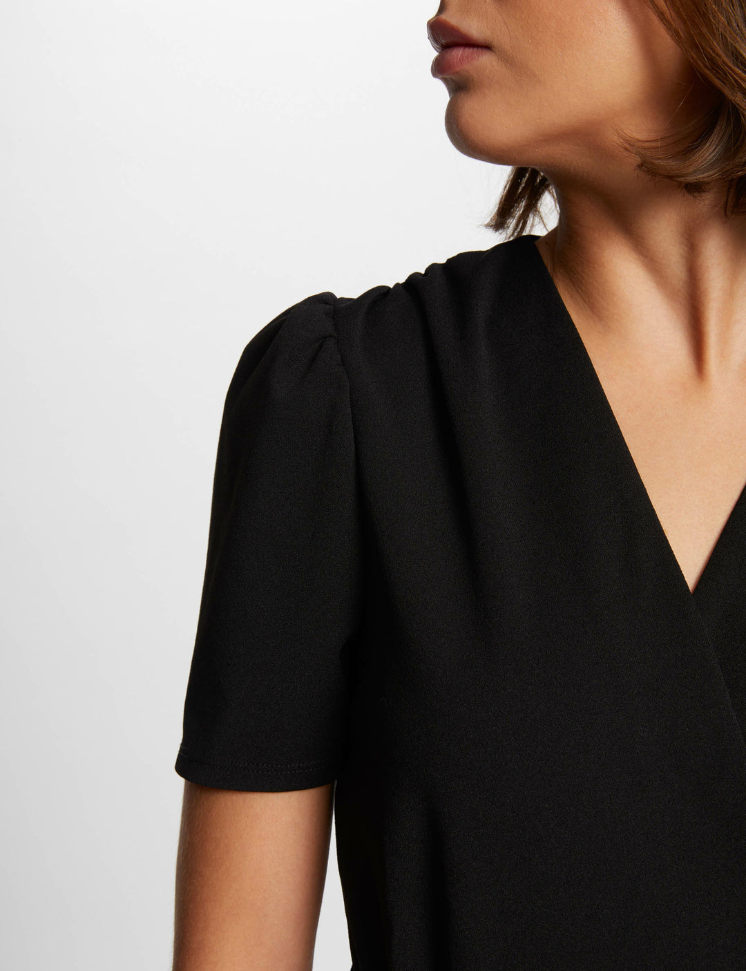 Robe courte cintrée drapée