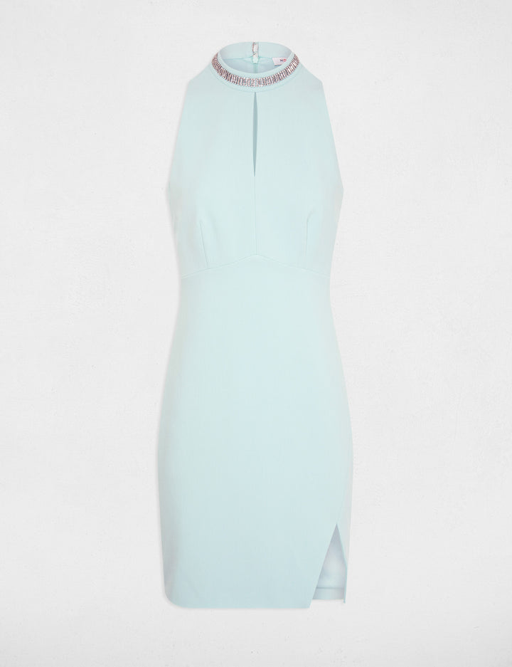Robe courte ajustée col bijou