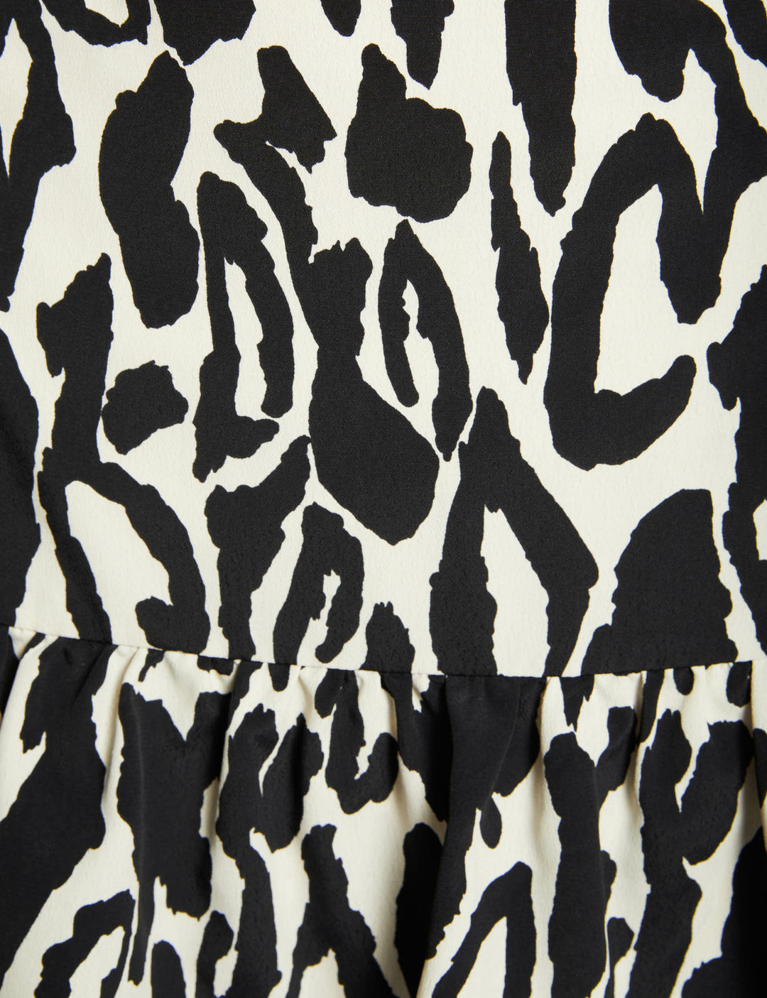 Robe cintrée à  volants imprimé animalier