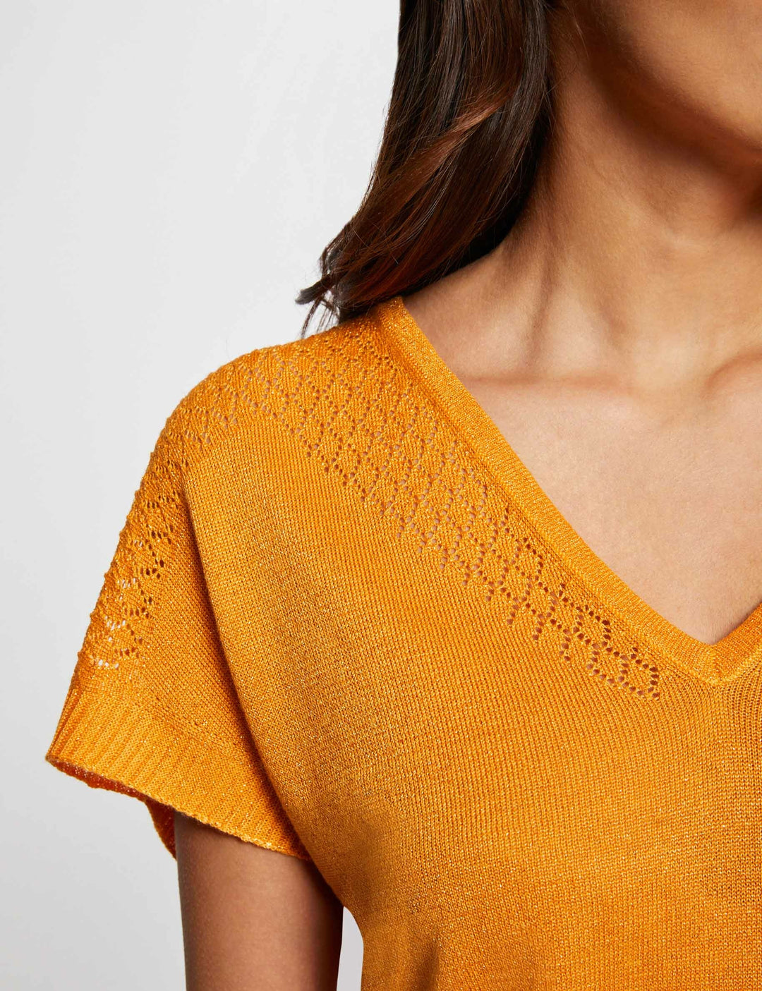 Pull col en V manches courtes