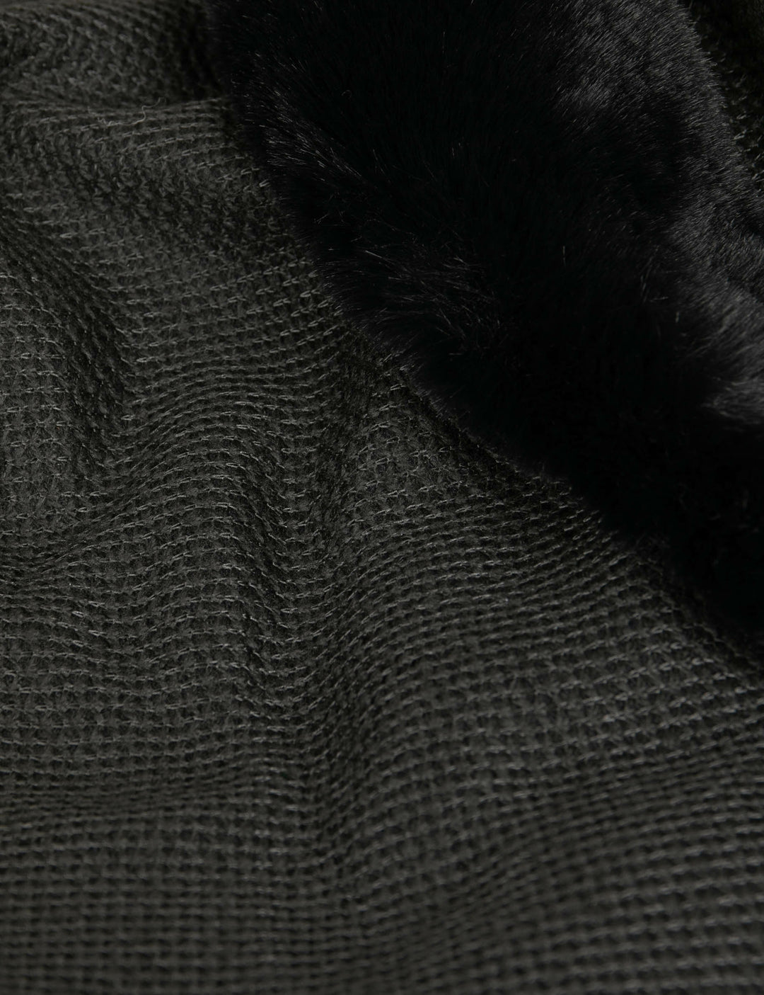 Cape avec détails imitation fourrure